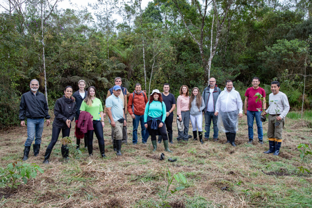 Imagem de pessoas posando para a foto.