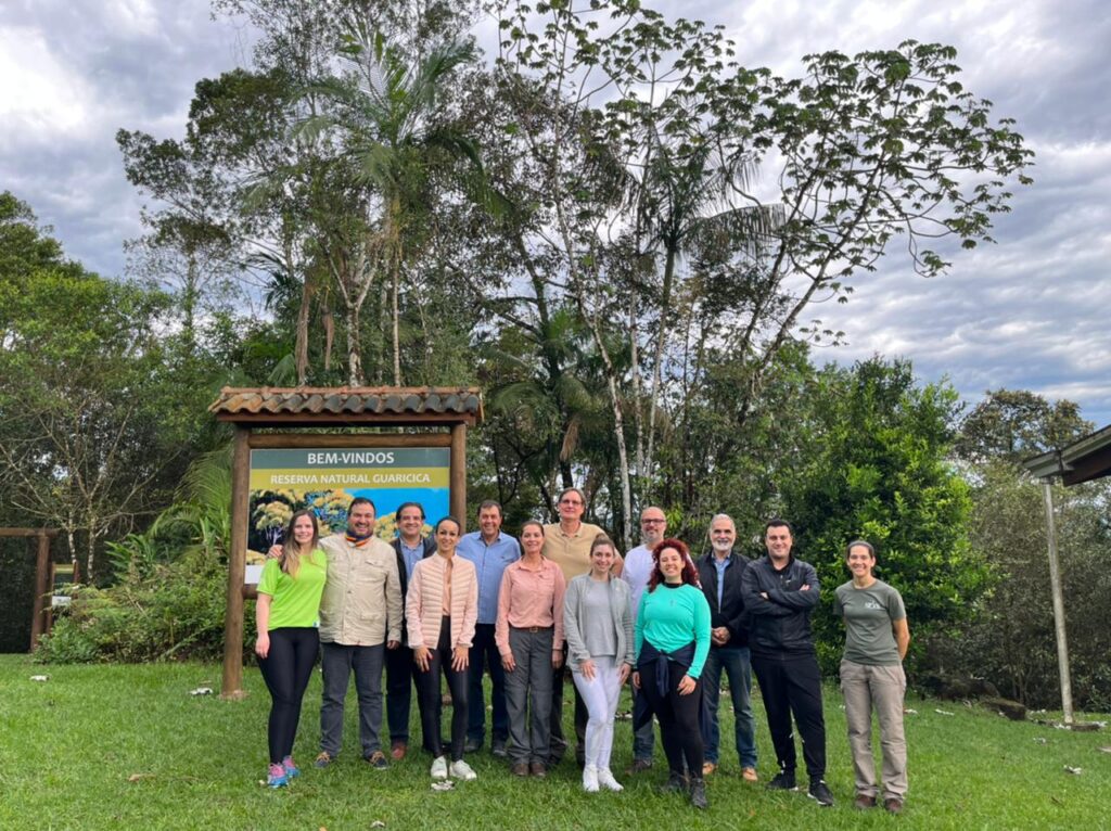 Imagem de pessoas posando para a foto na Reserva Natural Guaricica.