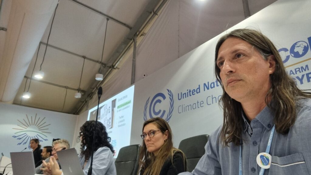 Imagem de pessoas sentadas a mesa da COP 27.