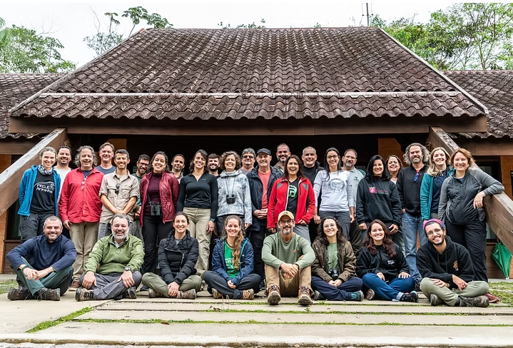 Imagem de várias pessoas do curso sorrindo para a foto.
