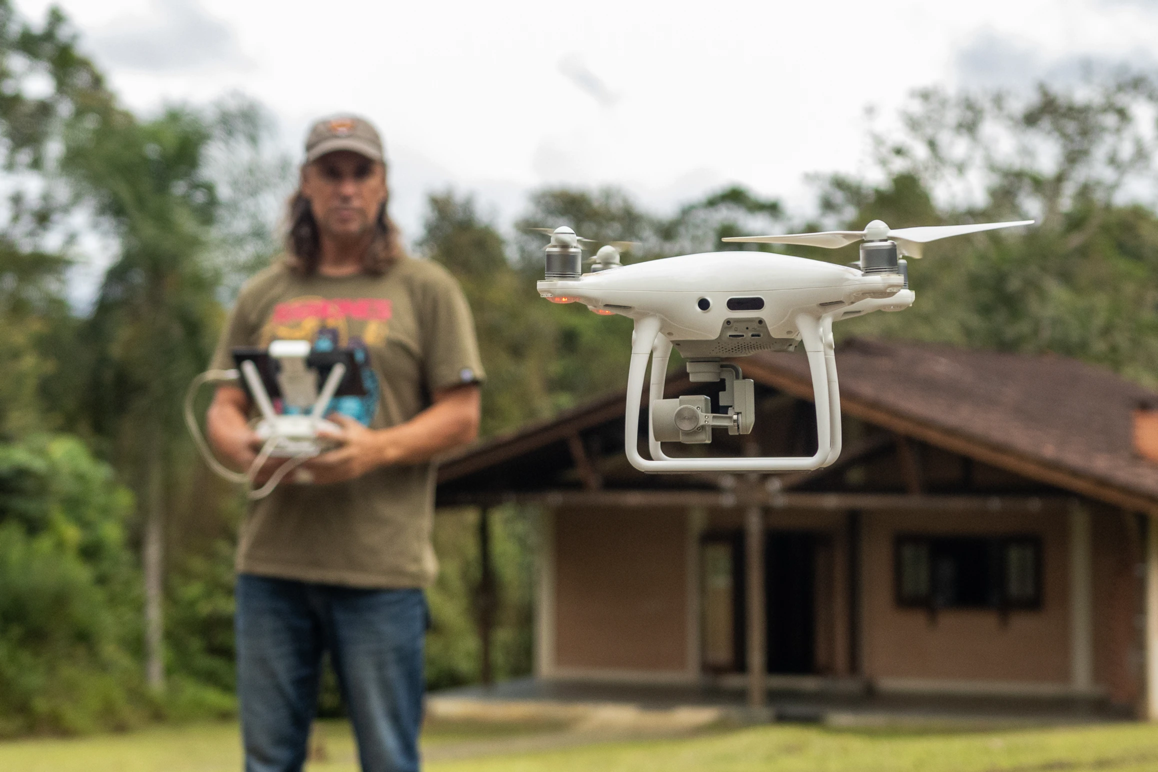 Imagem de homem pilotando um drone