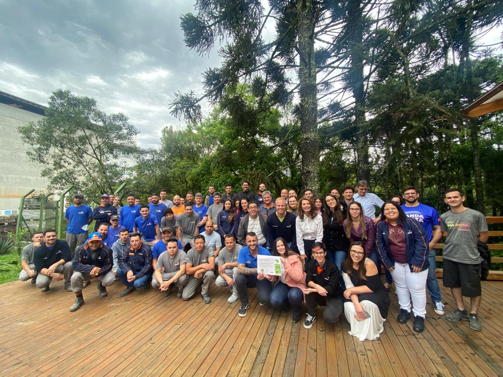 Imagem de vários profissionais da Tintas Verginia e da SPVS posando para a foto.