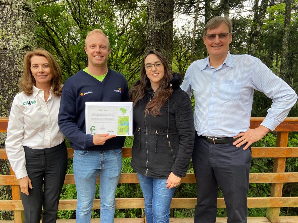 Imagem de 3 profissionais da SPVS e 1 da Tintas Virginia sorrindo para a foto.