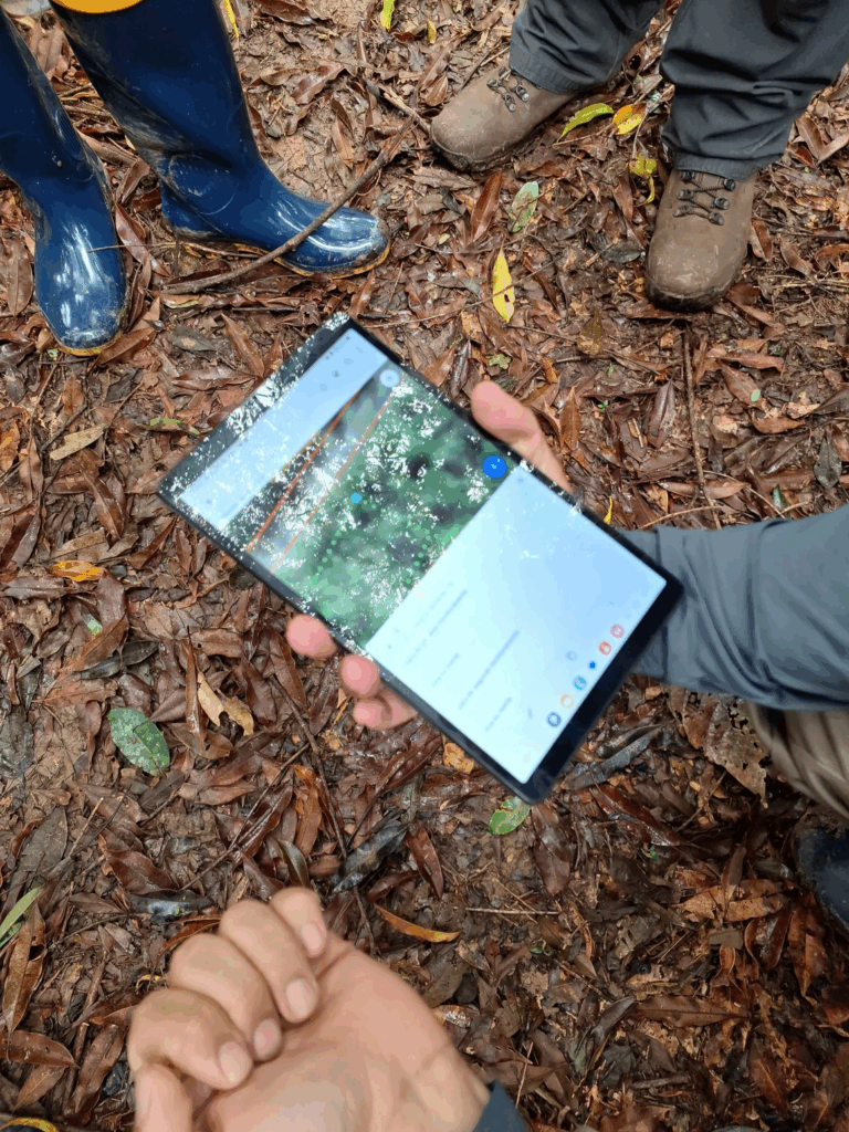Imagem de uma pessoa segurando o visor de um tablet com mapa.