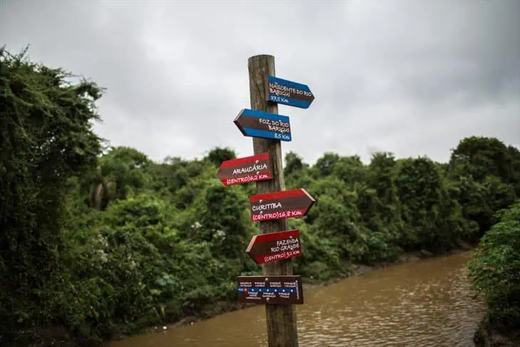Imagem de placas sinalizando a direção de cidades do Paraná.