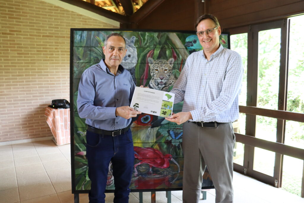 Imagem de José Paulo Fernandes, diretor-presidente da Cattalini Terminais Marítimos e Clóvis Borges, diretor-executivo da SPVS segurando um certificado.