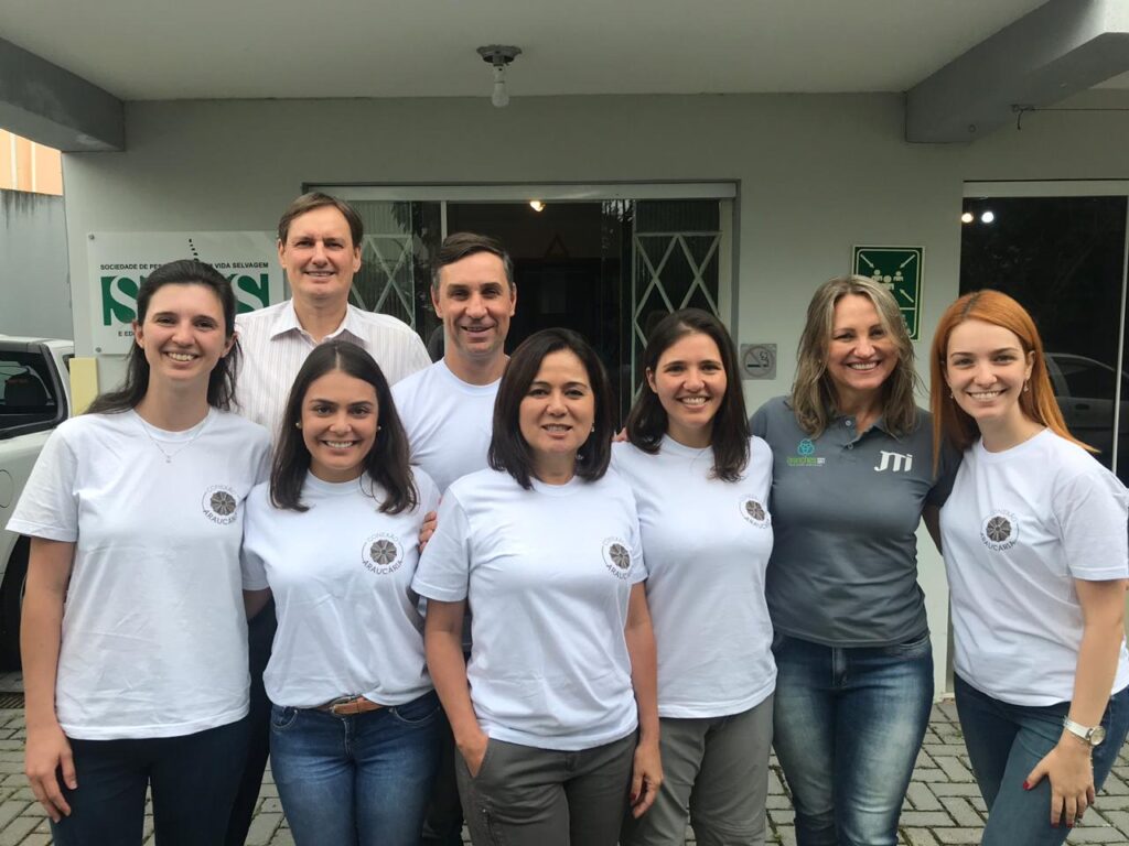 Imagem da equipe da SPVS usando camiseta do projeto Conexão Araucária.