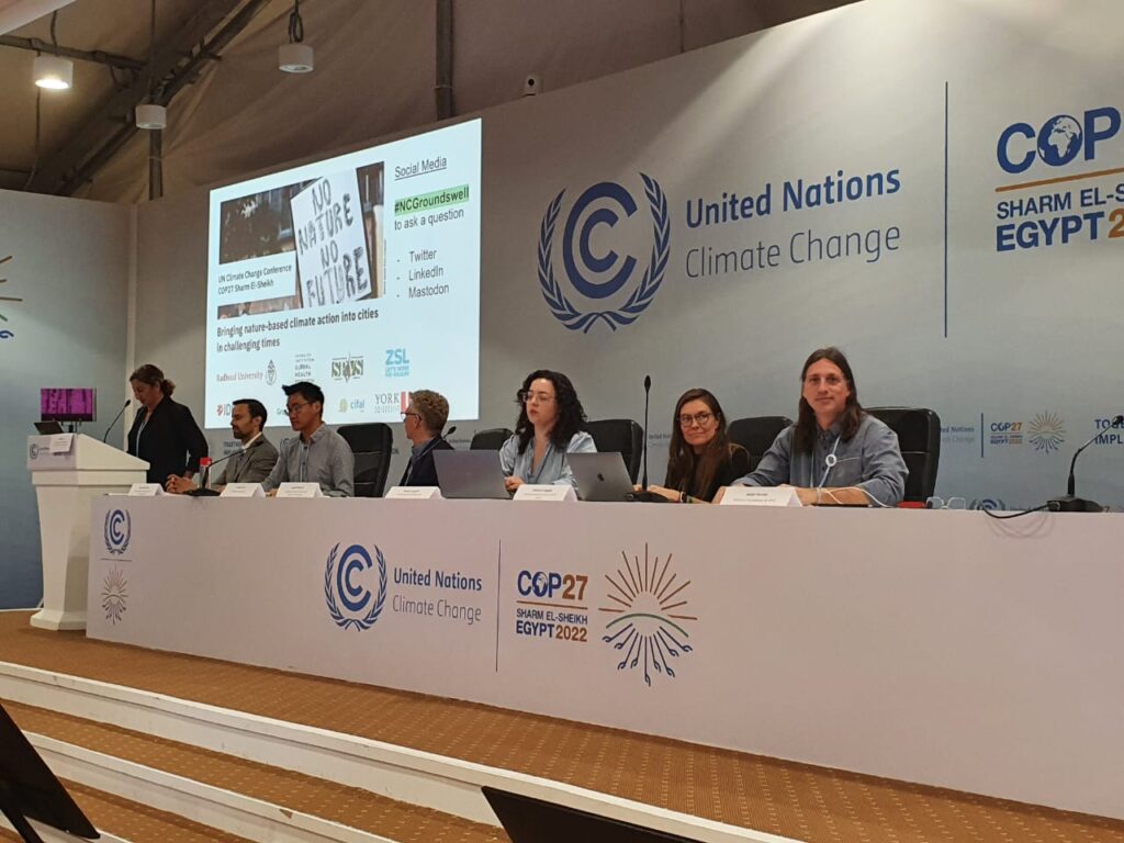 Imagem de pessoas sentadas a mesa da COP27.