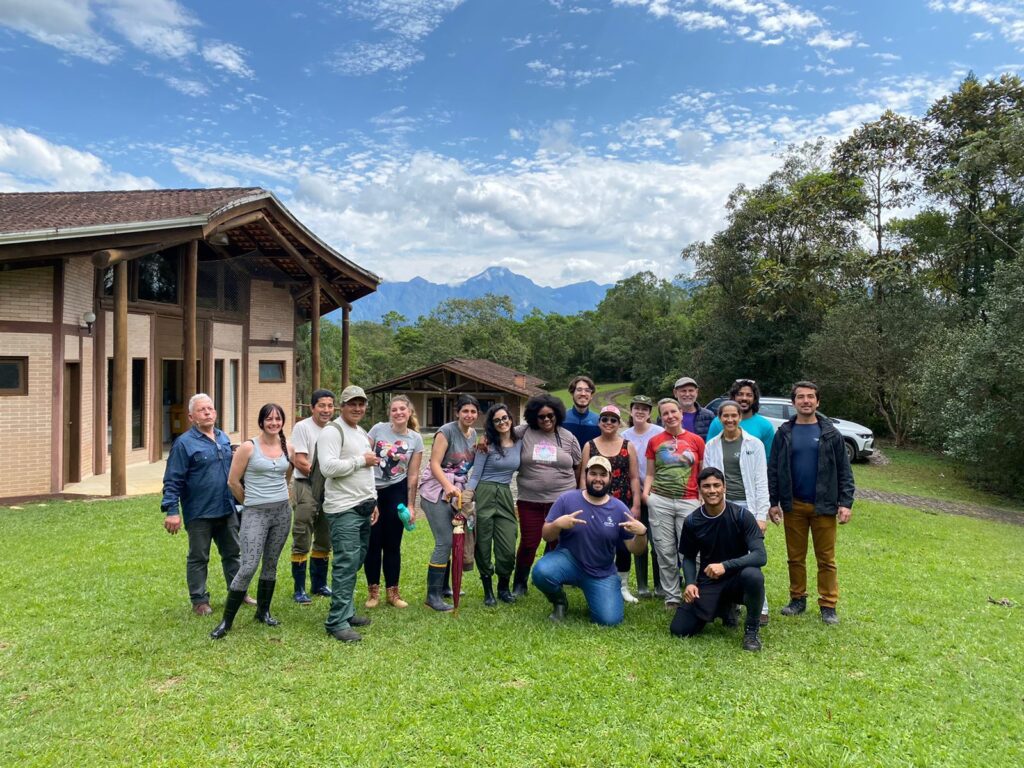 Imagem de pessoas posando para a foto na Reserva Natural Guaricica.