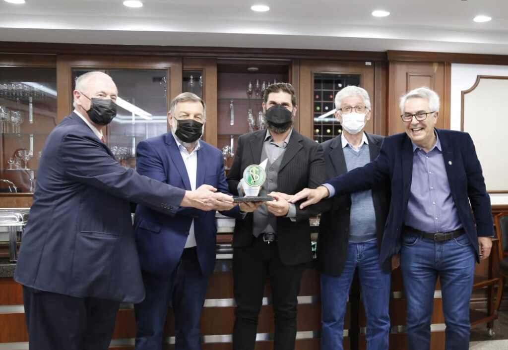 Na imagem, ao centro, Pablo Hoffmann, diretor-executivo da Sociedade Chauá, que recebeu o prêmio “Conservação da Natureza” pelo trabalho da Instituição, cujo foco está nos esforços para salvar da extinção espécies da Floresta com Araucária