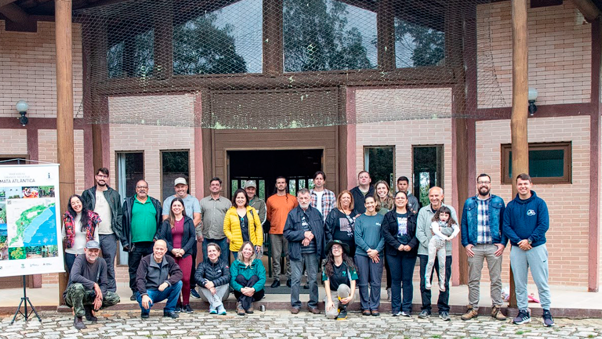 Imagem de pessoas em frente ao Centro de Visitantes.