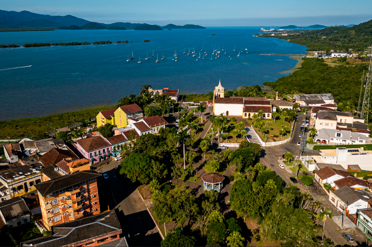 Imagem aérea da cidade de Antonina, município do Paraná.