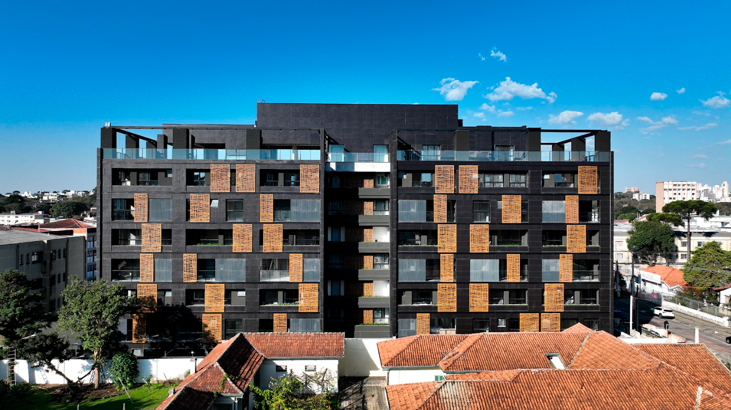 Imagem de um prédio de médio porte, não muito alto.