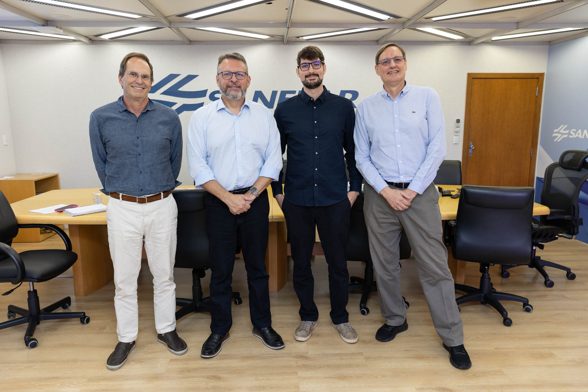Imagem com quatro homens em pé usando roupa social. Estão presentes Wilson Bley, presidente da Sanepar, Julio Gonchorosky, diretor de Meio Ambiente e Ação Social da empresa, Clóvis Borges, diretor-executivo da SPVS e Ricardo Borges, coordenador de comunicação e parcerias estratégicas da Grande Reserva Mata Atlântica,