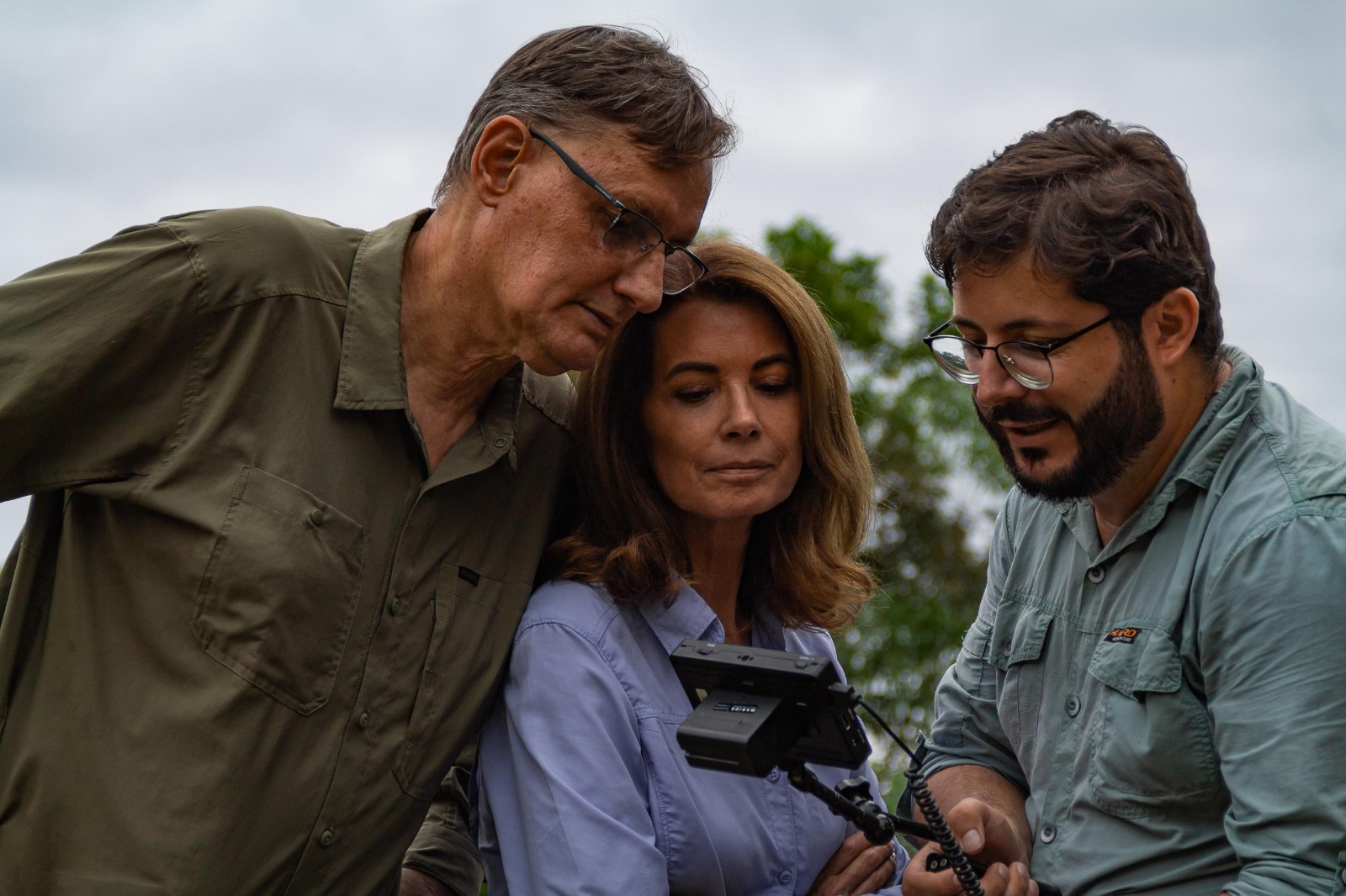 Imagem de Clóvis Borges e Mônica Borges olhando para um visão de câmera, segurada pelo filmakker Gabriel Marchi.
