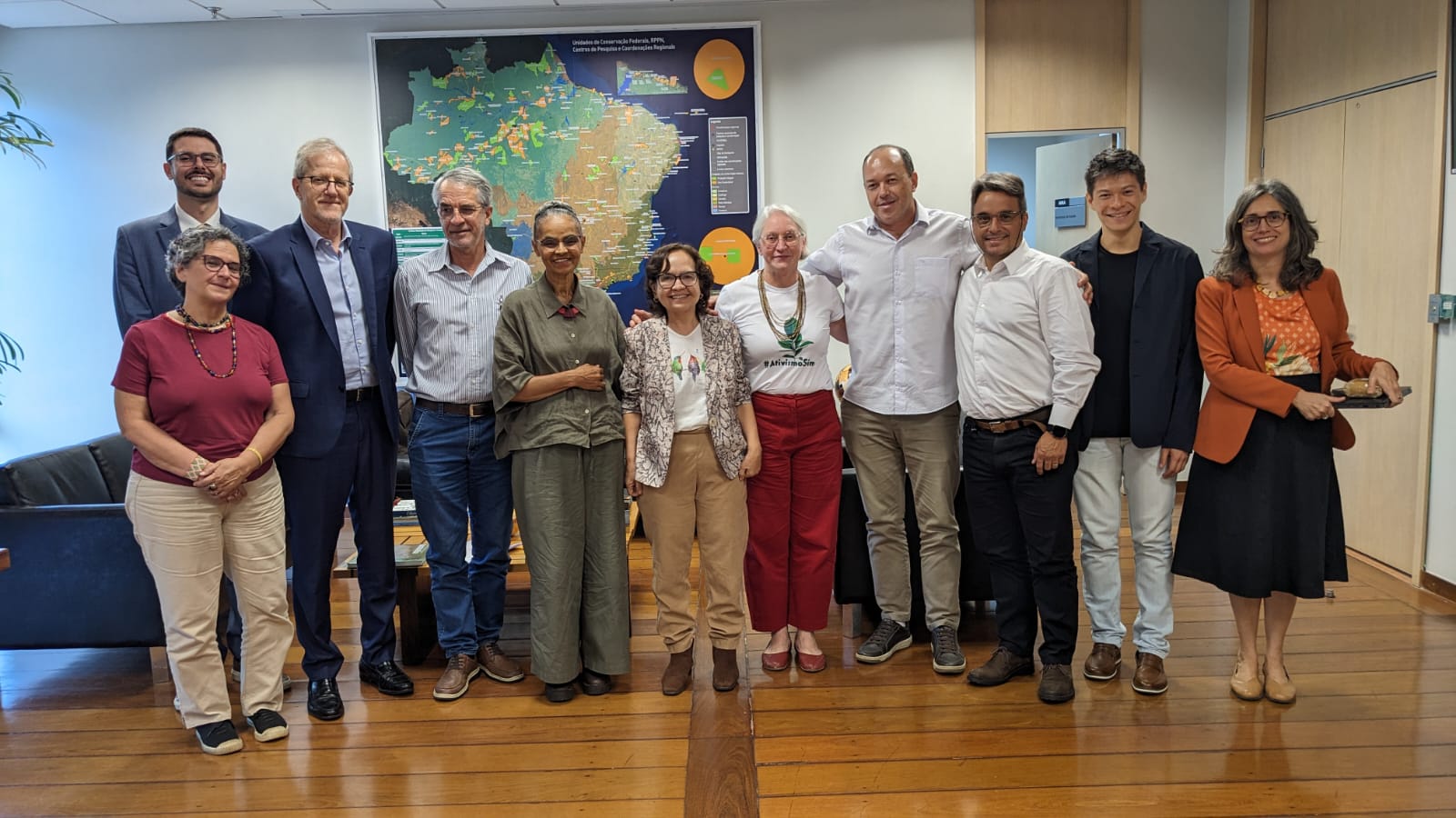 Imagem com 11 pessoas sorrindo para a foto. Uma delas é Marina Silva, Ministra Meio Ambiente e Mudança do Clima no Brasil (MMA), e o Mauro Pires, do Instituto Chico Mendes de Conservação da Biodiversidade (ICMBio).